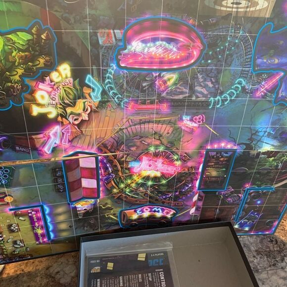 Funkoverse DC Strategy Game Batman Batwoman - Picture 6 of 7